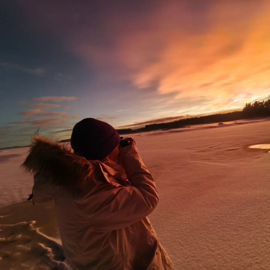 Aurore Meynot photographing an Arctic dusk.